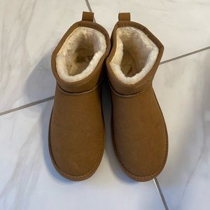 Never worn UGG inspired slipper bootie